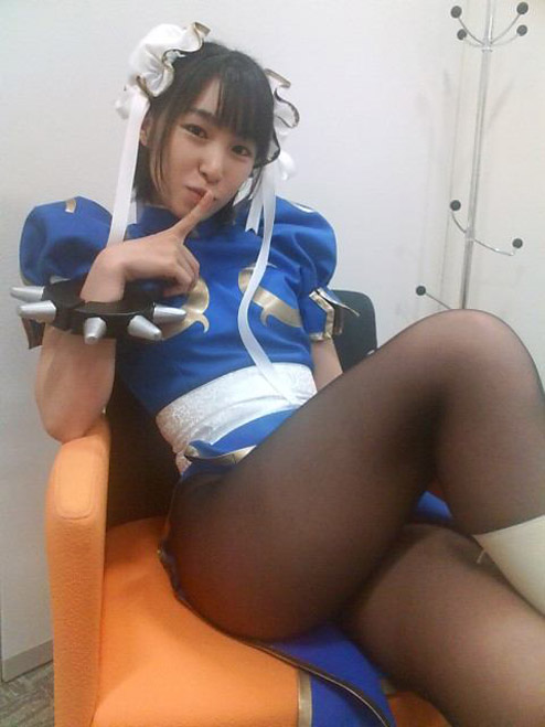 One of the best Chun Li babes we've seen. She really does look the part. Nice legs too.